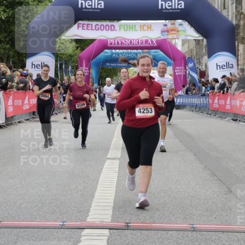 06.09.2026 - CURREX Alsterlauf Yannick Fuchs http://msf.ph/oto/10225372 06.09.2026 10:14:09 Ziel 2800, 2866, 2867, 3494, 3992, 3993, 4109, 4253, 4398, 4595, 4596, 4981, 5506, 5715, 6289 meine-sportfotos.de