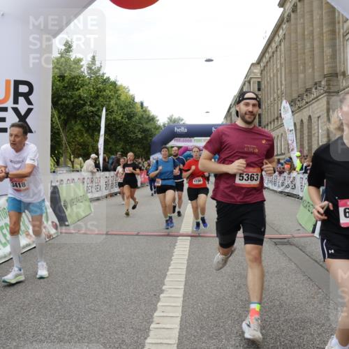 06.09.2026 - CURREX Alsterlauf Yannick Fuchs http://msf.ph/oto/10225433 06.09.2026 10:14:24 Ziel 3039, 3418, 3513, 3864, 3986, 4036, 4196, 4205, 4637, 4885, 5002, 5183, 5255, 5363, 5395, 5449, 5475, 6052 meine-sportfotos.de