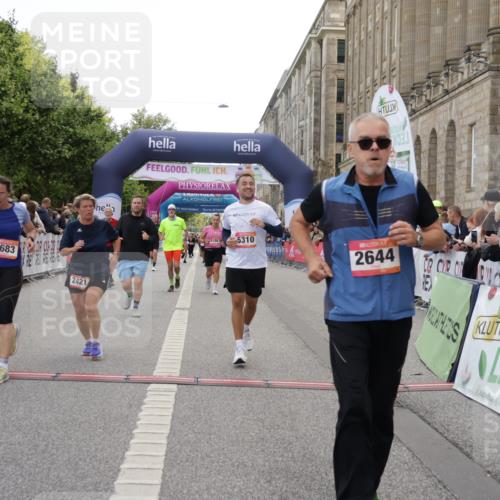 06.09.2026 - CURREX Alsterlauf Yannick Fuchs http://msf.ph/oto/10225481 06.09.2026 10:14:36 Ziel 2138, 2384, 2421, 2644, 3624, 3829, 3907, 4036, 4683, 5310, 5965, 6158, 6444 meine-sportfotos.de