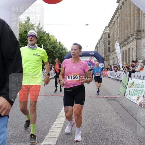 06.09.2026 - CURREX Alsterlauf Yannick Fuchs http://msf.ph/oto/10225504 06.09.2026 10:14:42 Ziel 2421, 2644, 3260, 3624, 3907, 4362, 4677, 4683, 5310, 5533, 5534, 5965, 6158, 6332 meine-sportfotos.de