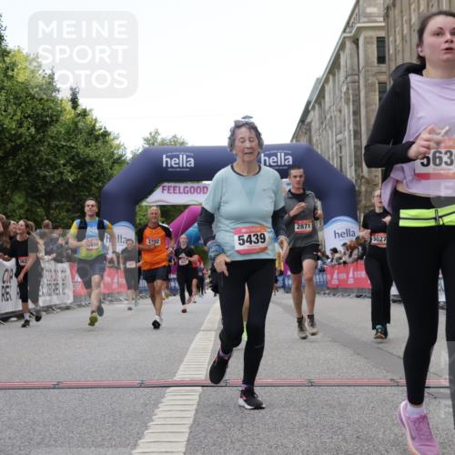 06.09.2026 - CURREX Alsterlauf Yannick Fuchs http://msf.ph/oto/10225617 06.09.2026 10:15:12 Ziel 2621, 2789, 2794, 2871, 2938, 3023, 3027, 3302, 3454, 4497, 4645, 5439, 5630, 5931, 5966, 6408 meine-sportfotos.de