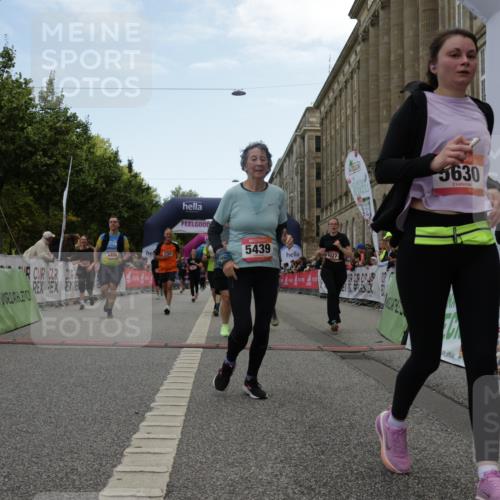 06.09.2026 - CURREX Alsterlauf Yannick Fuchs http://msf.ph/oto/10225619 06.09.2026 10:15:12 Ziel 2621, 2789, 2794, 2871, 2938, 3023, 3027, 3302, 3454, 4497, 4645, 5439, 5630, 5931, 5966, 6408 meine-sportfotos.de