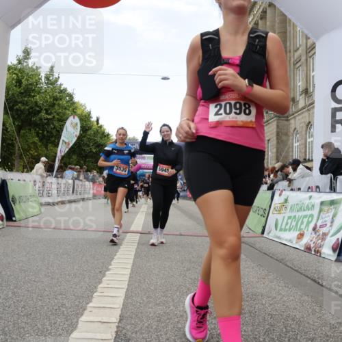 06.09.2026 - CURREX Alsterlauf Yannick Fuchs http://msf.ph/oto/10225812 06.09.2026 10:16:11 Ziel 2019, 2098, 2810, 2881, 2884, 3311, 3539, 3867, 4043, 4056, 4069, 4264, 4733, 5425, 5825, 5945 meine-sportfotos.de