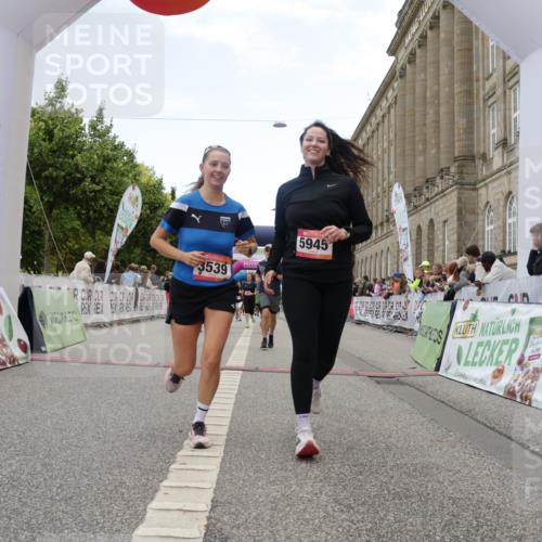06.09.2026 - CURREX Alsterlauf Yannick Fuchs http://msf.ph/oto/10225815 06.09.2026 10:16:12 Ziel 2019, 2098, 2614, 2810, 2881, 2884, 3311, 3539, 3867, 4043, 4056, 4069, 4264, 4455, 5425, 5559, 5564, 5825, 5945 meine-sportfotos.de
