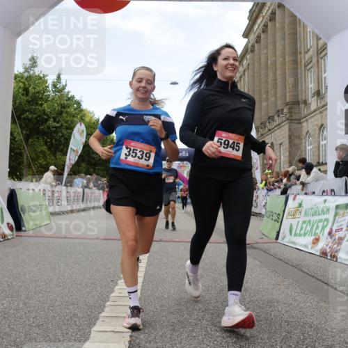06.09.2026 - CURREX Alsterlauf Yannick Fuchs http://msf.ph/oto/10225817 06.09.2026 10:16:12 Ziel 2019, 2098, 2614, 2810, 2881, 2884, 3311, 3539, 3867, 4043, 4056, 4069, 4264, 4455, 5425, 5559, 5564, 5825, 5945 meine-sportfotos.de