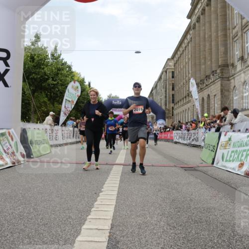 06.09.2026 - CURREX Alsterlauf Yannick Fuchs http://msf.ph/oto/10225821 06.09.2026 10:16:14 Ziel 2019, 2098, 2614, 2810, 2881, 2884, 3189, 3539, 3867, 4043, 4056, 4069, 4455, 5425, 5559, 5564, 5825, 5945 meine-sportfotos.de