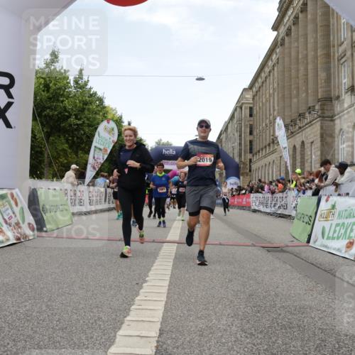 06.09.2026 - CURREX Alsterlauf Yannick Fuchs http://msf.ph/oto/10225822 06.09.2026 10:16:14 Ziel 2019, 2098, 2614, 2810, 2881, 2884, 3189, 3539, 3867, 4043, 4056, 4069, 4455, 5425, 5559, 5564, 5825, 5945 meine-sportfotos.de