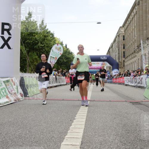06.09.2026 - CURREX Alsterlauf Yannick Fuchs http://msf.ph/oto/10225855 06.09.2026 10:16:21 Ziel 2614, 2744, 2881, 2884, 2910, 3189, 3867, 4314, 4315, 4366, 4396, 4455, 5559, 5564, 5787 meine-sportfotos.de