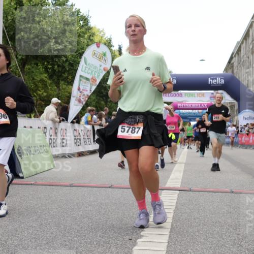 06.09.2026 - CURREX Alsterlauf Yannick Fuchs http://msf.ph/oto/10225857 06.09.2026 10:16:21 Ziel 2614, 2744, 2881, 2884, 2910, 3189, 3867, 4314, 4315, 4366, 4396, 4455, 5559, 5564, 5787 meine-sportfotos.de