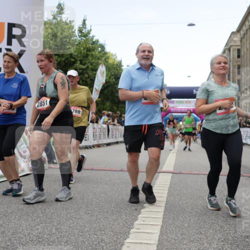 06.09.2026 - CURREX Alsterlauf Yannick Fuchs http://msf.ph/oto/10225904 06.09.2026 10:16:32 Ziel 2431, 2432, 2744, 2851, 2880, 2887, 2888, 3015, 3019, 3508, 3509, 3788, 4820, 4821, 5578, 6217, 8283 meine-sportfotos.de