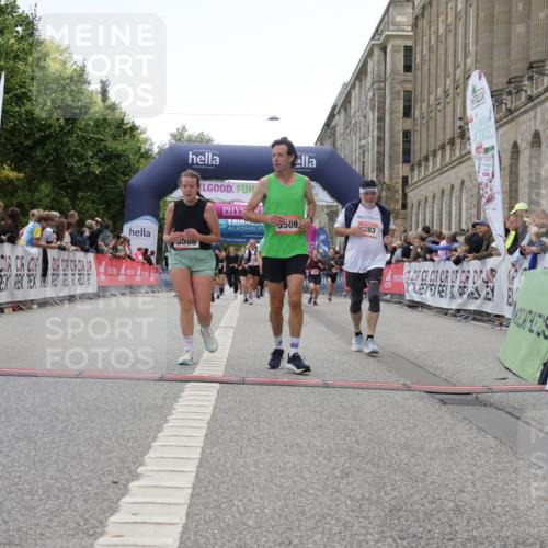 06.09.2026 - CURREX Alsterlauf Yannick Fuchs http://msf.ph/oto/10225915 06.09.2026 10:16:35 Ziel 2431, 2432, 2736, 2851, 2880, 2887, 2888, 3015, 3019, 3508, 3509, 3788, 5578, 6217, 8283 meine-sportfotos.de
