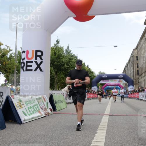 06.09.2026 - CURREX Alsterlauf Yannick Fuchs http://msf.ph/oto/10226133 06.09.2026 10:17:37 Ziel 2070, 2597, 2598, 2911, 2985, 3444, 3709, 3797, 3823, 5491, 5560, 5849, 6342, 6363, 8109 meine-sportfotos.de