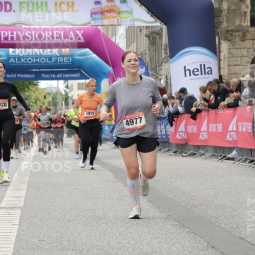 06.09.2026 - CURREX Alsterlauf Yannick Fuchs http://msf.ph/oto/10226218 06.09.2026 10:17:56 Ziel 2645, 2710, 2795, 2920, 2928, 3680, 3948, 4977, 5177 meine-sportfotos.de