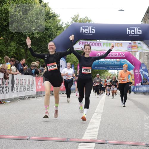 06.09.2026 - CURREX Alsterlauf Yannick Fuchs http://msf.ph/oto/10226230 06.09.2026 10:17:59 Ziel 2645, 2710, 2920, 2928, 3018, 4915, 4977 meine-sportfotos.de