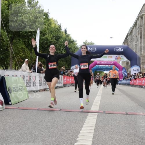 06.09.2026 - CURREX Alsterlauf Yannick Fuchs http://msf.ph/oto/10226235 06.09.2026 10:18:00 Ziel 2645, 2710, 2920, 2928, 3018, 4915, 4977 meine-sportfotos.de
