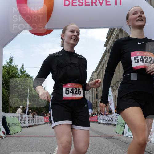 06.09.2026 - CURREX Alsterlauf Yannick Fuchs http://msf.ph/oto/10226572 06.09.2026 10:19:28 Ziel 2292, 2293, 2819, 3669, 3713, 4665, 5376, 5422, 5426, 5427, 5788, 5795 meine-sportfotos.de