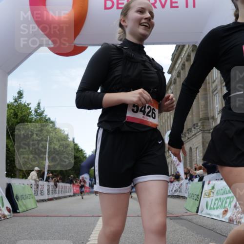 06.09.2026 - CURREX Alsterlauf Yannick Fuchs http://msf.ph/oto/10226573 06.09.2026 10:19:28 Ziel 2292, 2293, 2819, 3669, 3713, 4665, 5376, 5422, 5426, 5427, 5788, 5795 meine-sportfotos.de