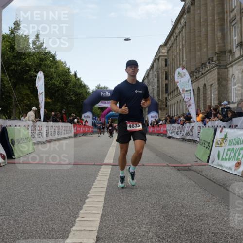 06.09.2026 - CURREX Alsterlauf Yannick Fuchs http://msf.ph/oto/10226795 06.09.2026 10:20:36 Ziel 3026, 4635, 5305, 6413 meine-sportfotos.de