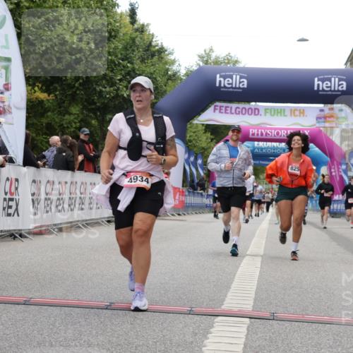 06.09.2026 - CURREX Alsterlauf Yannick Fuchs http://msf.ph/oto/10226920 06.09.2026 10:21:11 Ziel 2754, 2755, 2757, 3406, 3495, 3579, 4436, 4562, 4934, 5562, 5824, 8255 meine-sportfotos.de