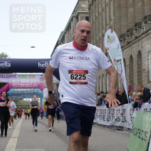 06.09.2026 - CURREX Alsterlauf Yannick Fuchs http://msf.ph/oto/10226928 06.09.2026 10:23:05 Ziel 2987, 3275, 4813, 6225 meine-sportfotos.de