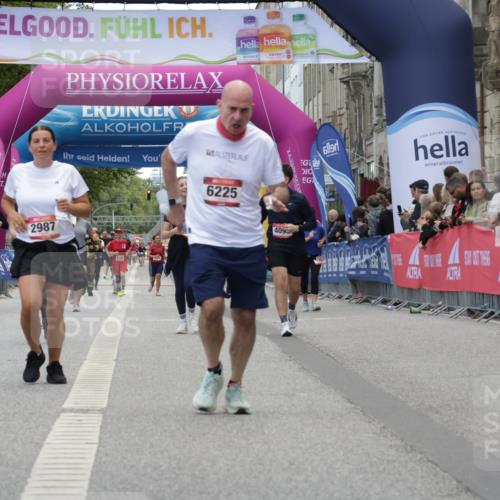 06.09.2026 - CURREX Alsterlauf Yannick Fuchs http://msf.ph/oto/10226985 06.09.2026 10:23:02 Ziel 2206, 2490, 2987, 3275, 4813, 5128, 6225 meine-sportfotos.de