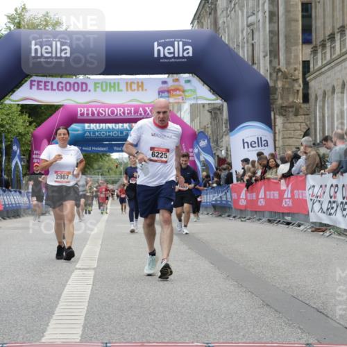 06.09.2026 - CURREX Alsterlauf Yannick Fuchs http://msf.ph/oto/10226988 06.09.2026 10:23:02 Ziel 2206, 2490, 2987, 3275, 4813, 5128, 6225 meine-sportfotos.de