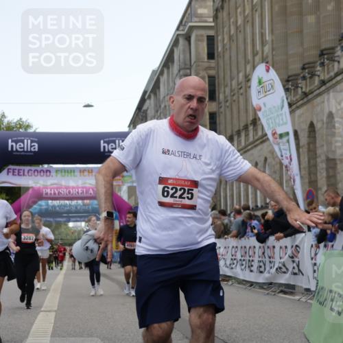06.09.2026 - CURREX Alsterlauf Yannick Fuchs http://msf.ph/oto/10226994 06.09.2026 10:23:05 Ziel 2987, 3275, 4813, 6225 meine-sportfotos.de