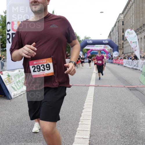 06.09.2026 - CURREX Alsterlauf Yannick Fuchs http://msf.ph/oto/10227082 06.09.2026 10:23:38 Ziel 2591, 2592, 2593, 2939, 3118, 3424, 4122, 4303, 4659, 5754, 6090, 8144 meine-sportfotos.de