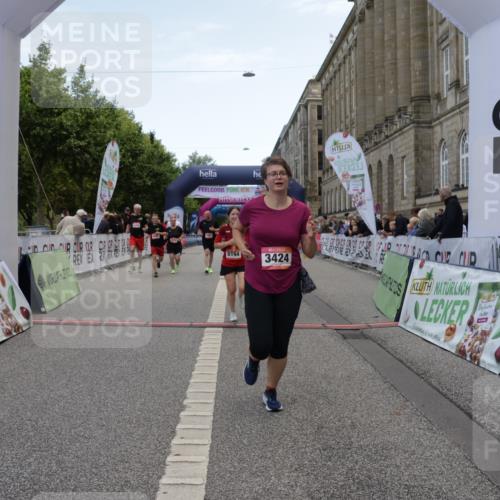 06.09.2026 - CURREX Alsterlauf Yannick Fuchs http://msf.ph/oto/10227089 06.09.2026 10:23:40 Ziel 2591, 2592, 2593, 2939, 3424, 3578, 3582, 4303, 4659, 6090, 8144 meine-sportfotos.de