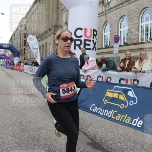 06.09.2026 - CURREX Alsterlauf Yannick Fuchs http://msf.ph/oto/10227236 06.09.2026 10:24:32 Ziel 2662, 3899, 3900, 5604, 5842 meine-sportfotos.de