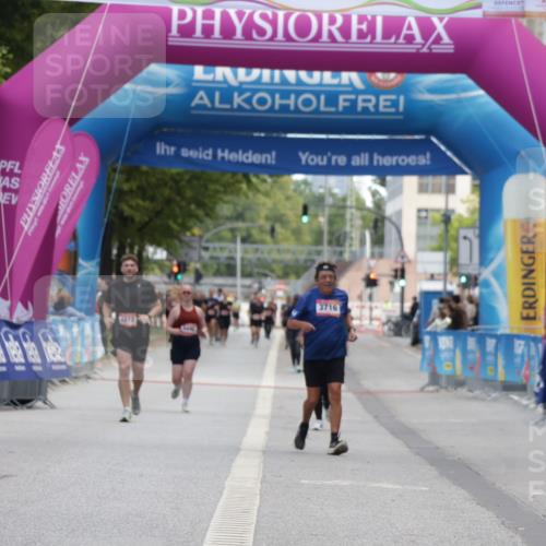 06.09.2026 - CURREX Alsterlauf Yannick Fuchs http://msf.ph/oto/10227239 06.09.2026 10:24:35 Ziel 3899, 3900, 5842 meine-sportfotos.de