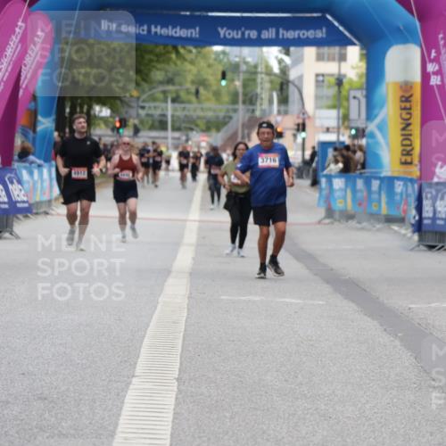 06.09.2026 - CURREX Alsterlauf Yannick Fuchs http://msf.ph/oto/10227242 06.09.2026 10:24:35 Ziel 3899, 3900, 5842 meine-sportfotos.de