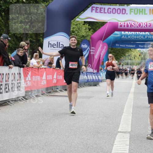 06.09.2026 - CURREX Alsterlauf Yannick Fuchs http://msf.ph/oto/10227246 06.09.2026 10:24:49 Ziel 3716, 4912 meine-sportfotos.de