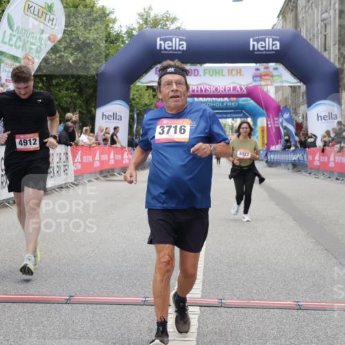 06.09.2026 - CURREX Alsterlauf Yannick Fuchs http://msf.ph/oto/10227252 06.09.2026 10:24:53 Ziel 3716, 4912, 4927 meine-sportfotos.de