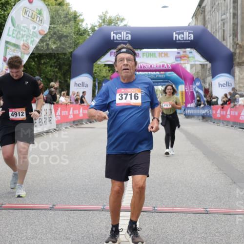 06.09.2026 - CURREX Alsterlauf Yannick Fuchs http://msf.ph/oto/10227253 06.09.2026 10:24:53 Ziel 3716, 4912, 4927 meine-sportfotos.de
