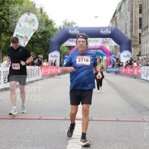 06.09.2026 - CURREX Alsterlauf Yannick Fuchs http://msf.ph/oto/10227254 06.09.2026 10:24:53 Ziel 3716, 4912, 4927 meine-sportfotos.de