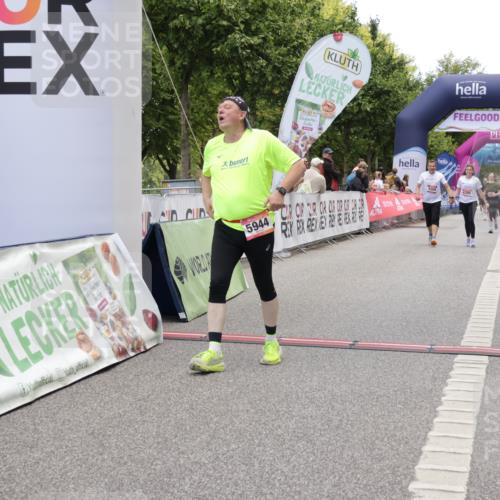 06.09.2026 - CURREX Alsterlauf Yannick Fuchs http://msf.ph/oto/10227401 06.09.2026 10:26:17 Ziel 2439, 2468, 4170, 5944 meine-sportfotos.de