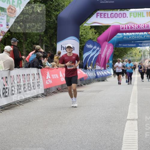06.09.2026 - CURREX Alsterlauf Yannick Fuchs http://msf.ph/oto/10227429 06.09.2026 10:26:35 Ziel 2282, 2283, 3653, 3784 meine-sportfotos.de