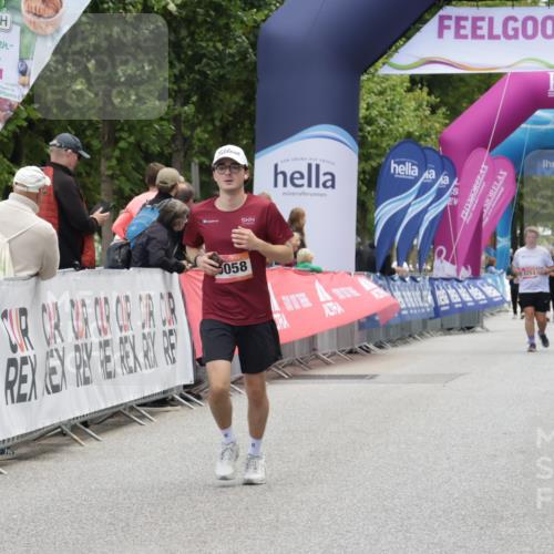 06.09.2026 - CURREX Alsterlauf Yannick Fuchs http://msf.ph/oto/10227433 06.09.2026 10:26:37 Ziel 2282, 2283, 3653, 3784, 5058 meine-sportfotos.de