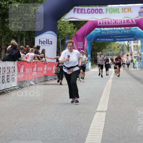 06.09.2026 - CURREX Alsterlauf Yannick Fuchs http://msf.ph/oto/10227485 06.09.2026 10:27:09 Ziel 2052, 4978, 5066 meine-sportfotos.de