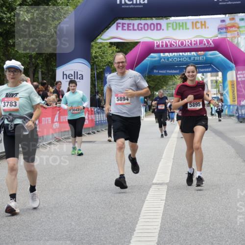 06.09.2026 - CURREX Alsterlauf Yannick Fuchs http://msf.ph/oto/10227504 06.09.2026 10:27:17 Ziel 2052, 3783, 5894, 5895 meine-sportfotos.de