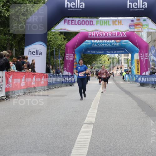 06.09.2026 - CURREX Alsterlauf Yannick Fuchs http://msf.ph/oto/10227603 06.09.2026 10:27:57 Ziel 3054, 4214, 4351 meine-sportfotos.de