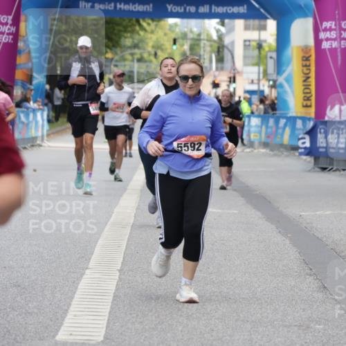 06.09.2026 - CURREX Alsterlauf Yannick Fuchs http://msf.ph/oto/10227650 06.09.2026 10:28:30 Ziel 2051, 5592, 6270, 6430 meine-sportfotos.de