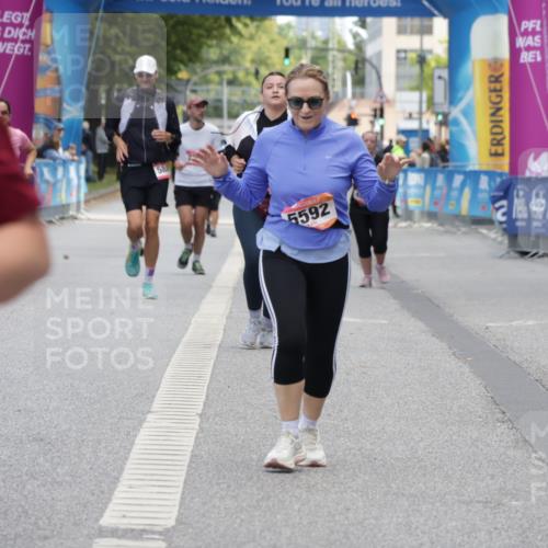 06.09.2026 - CURREX Alsterlauf Yannick Fuchs http://msf.ph/oto/10227651 06.09.2026 10:28:31 Ziel 2051, 5592, 6270, 6430 meine-sportfotos.de