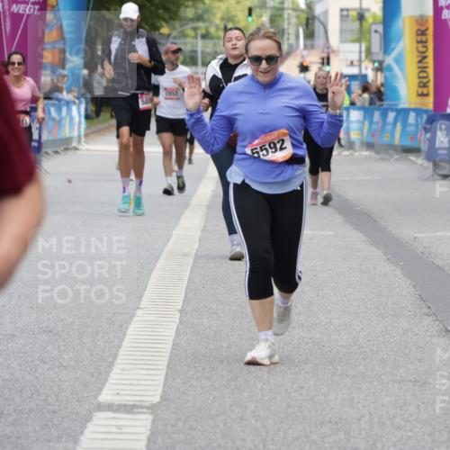 06.09.2026 - CURREX Alsterlauf Yannick Fuchs http://msf.ph/oto/10227652 06.09.2026 10:28:31 Ziel 2051, 5592, 6270, 6430 meine-sportfotos.de