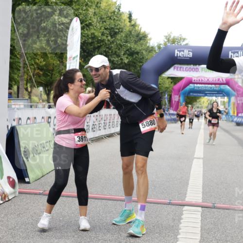 06.09.2026 - CURREX Alsterlauf Yannick Fuchs http://msf.ph/oto/10227678 06.09.2026 10:28:48 Ziel 2852, 2853, 3911, 4835, 5158, 5880 meine-sportfotos.de