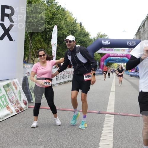 06.09.2026 - CURREX Alsterlauf Yannick Fuchs http://msf.ph/oto/10227680 06.09.2026 10:28:49 Ziel 2852, 2853, 3911, 4835, 5158, 5880 meine-sportfotos.de