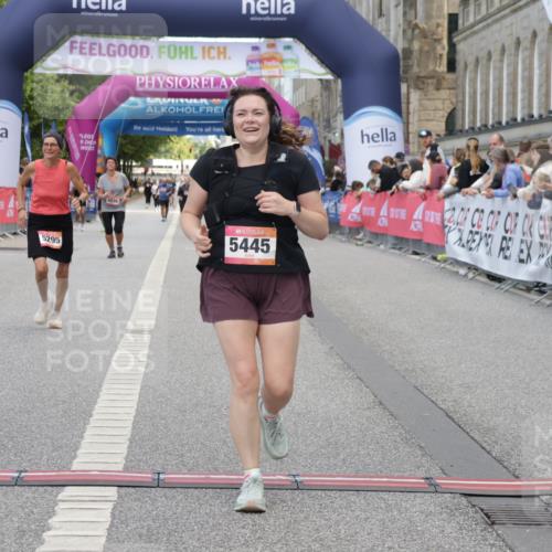 06.09.2026 - CURREX Alsterlauf Yannick Fuchs http://msf.ph/oto/10227686 06.09.2026 10:28:54 Ziel 2852, 2853, 4835, 5158, 5295, 5445 meine-sportfotos.de