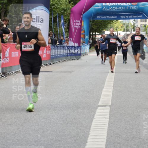 06.09.2026 - CURREX Alsterlauf Yannick Fuchs http://msf.ph/oto/10227703 06.09.2026 10:29:09 Ziel 4554, 4555, 4836 meine-sportfotos.de