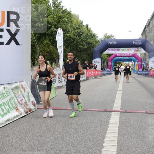 06.09.2026 - CURREX Alsterlauf Yannick Fuchs http://msf.ph/oto/10227708 06.09.2026 10:29:12 Ziel 4554, 4555 meine-sportfotos.de